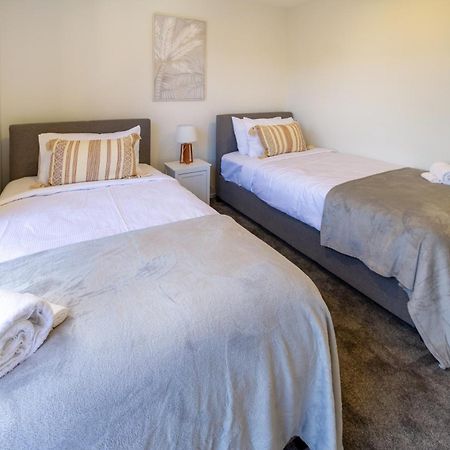 Chic 2-Bed Gem: Trust Arena Proximity - West Akl Appartement Auckland Buitenkant foto