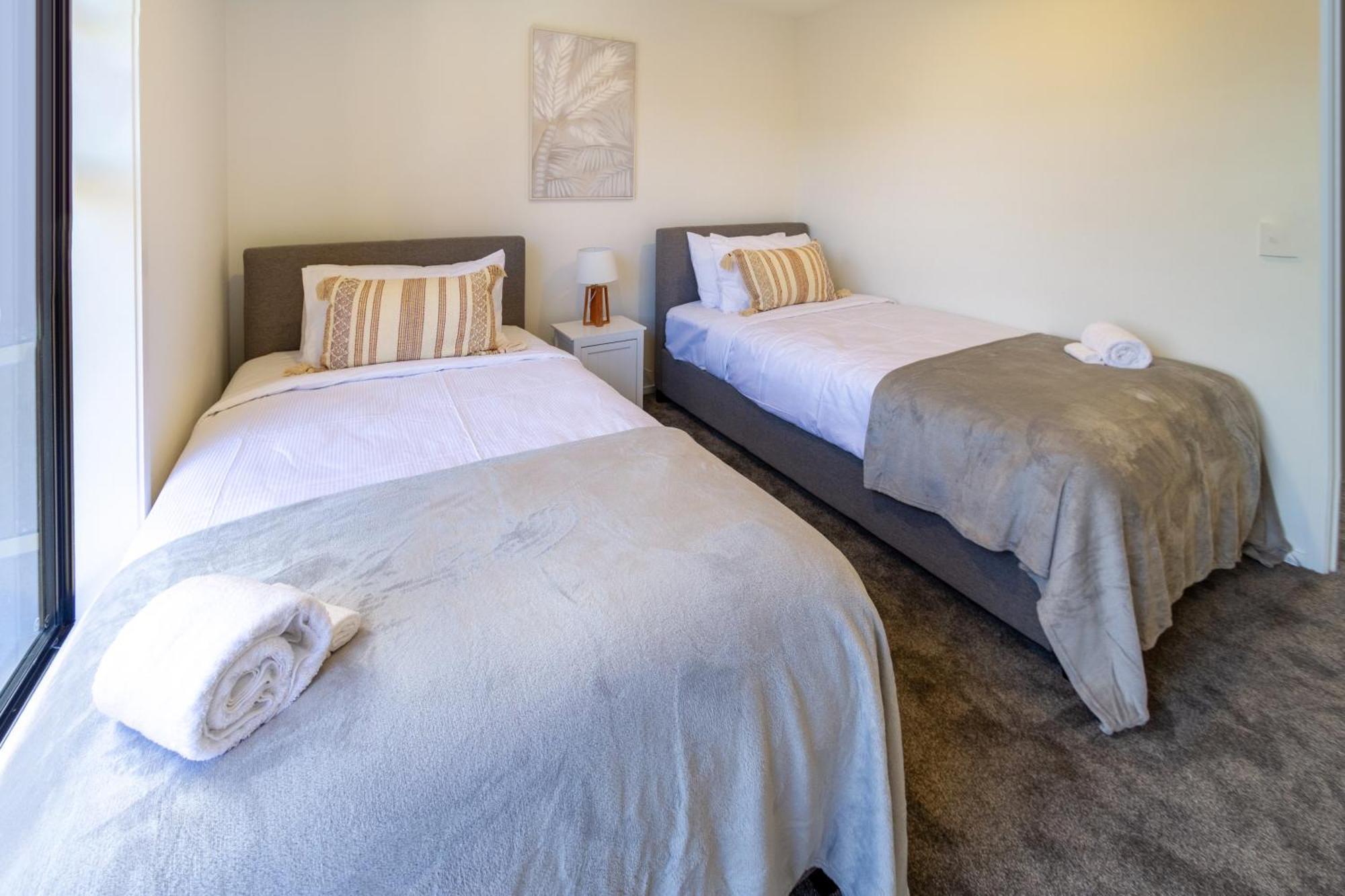 Chic 2-Bed Gem: Trust Arena Proximity - West Akl Appartement Auckland Buitenkant foto