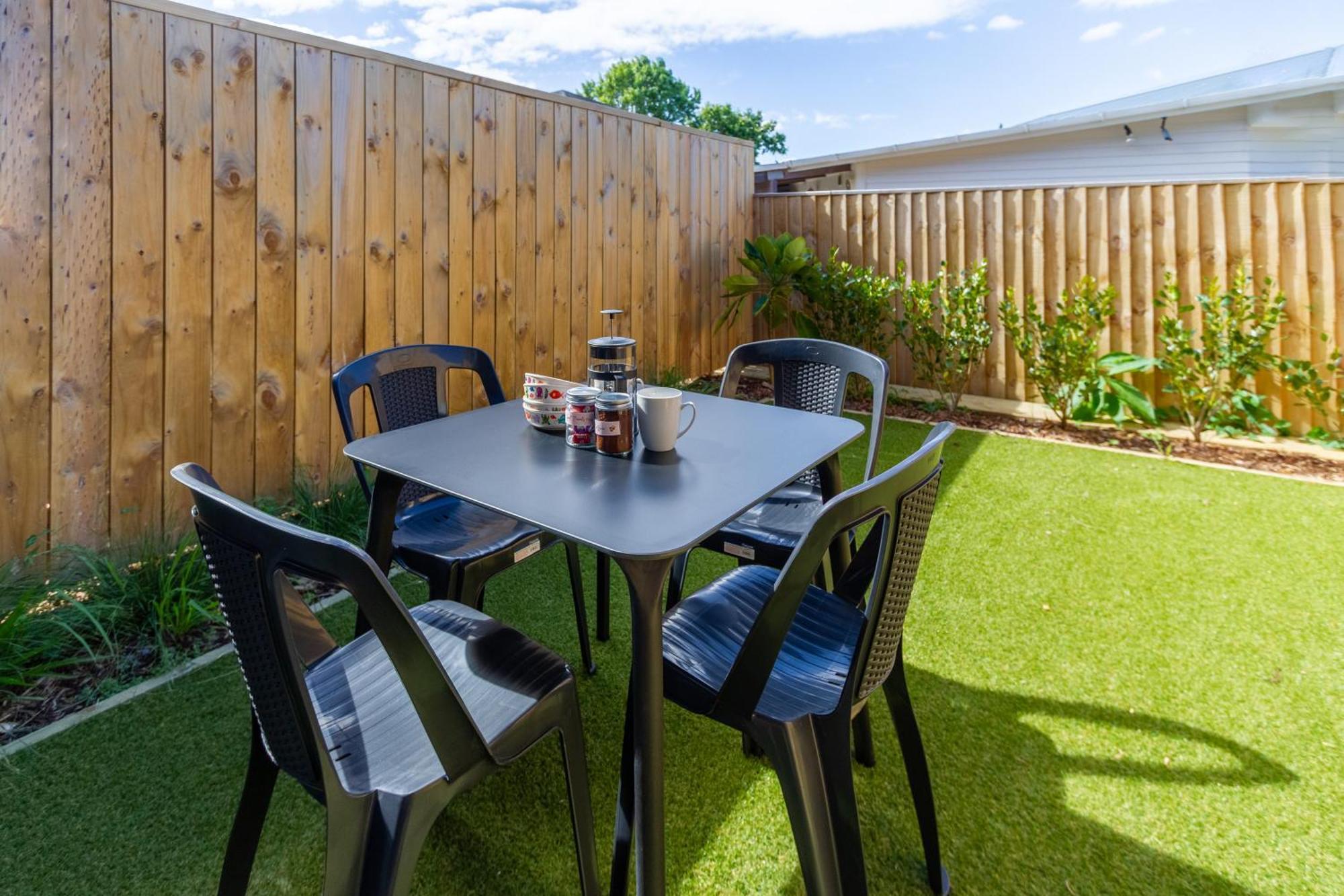 Chic 2-Bed Gem: Trust Arena Proximity - West Akl Appartement Auckland Buitenkant foto